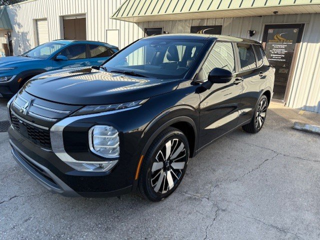 2025 Mitsubishi Outlander SE's photo